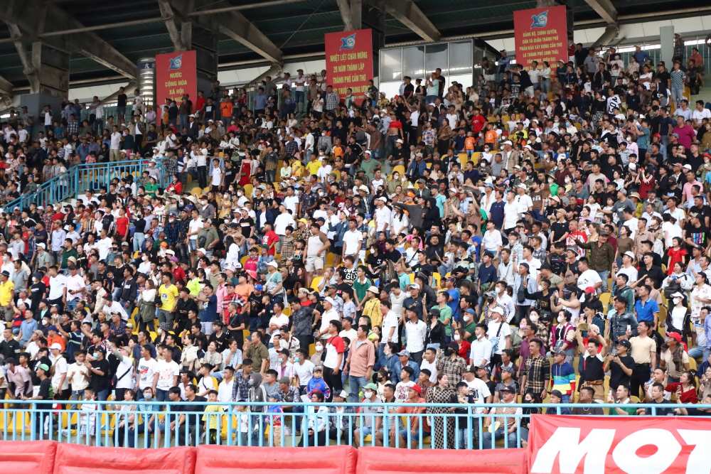 Theo ghi nhận, hàng nghìn người hâm mộ đã đến chiêm ngưỡng những màn trình diễn đỉnh cao, đầy phấn khích và cổ vũ cho các tay đua nổi tiếng từ nhiều tỉnh, thành.