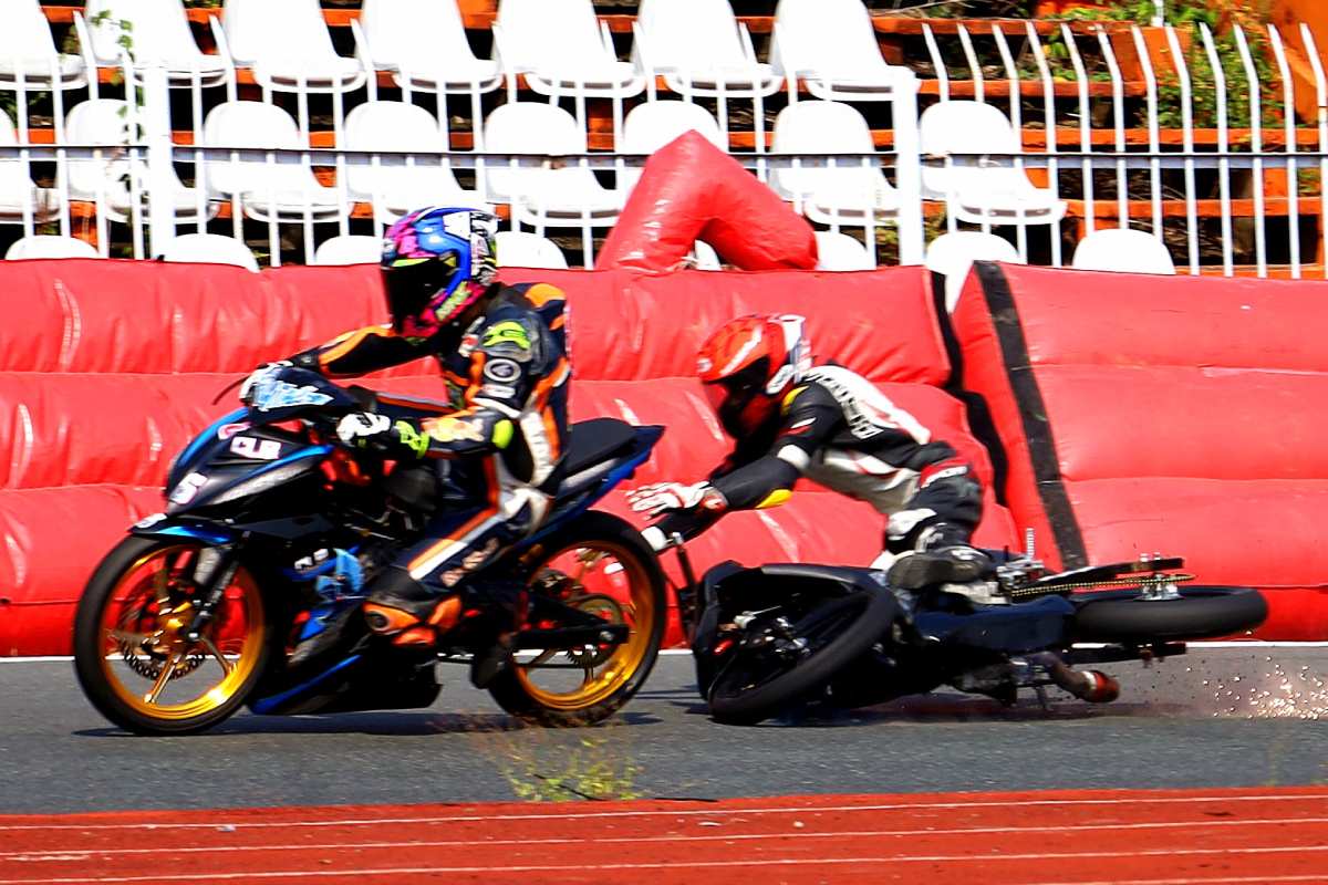 Trong quá trình thi đấu, có một số tay đua bị trượt ngã. Lực lượng hỗ trợ đã nhanh chóng đưa xe và người vào lề, đảm bảo an toàn đường đua.